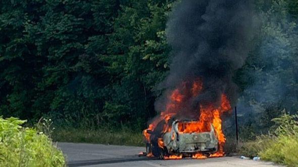 Vatra "progutala" automobil - Avaz