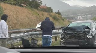 Saobraćajna nesreća na autoputu kod Kaknja: Velika materijalna šteta, saobraćaj se odvija usporeno