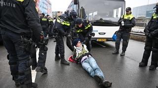 Amsterdamska policija uhapsila 190 demonstranata tokom blokade autoputa