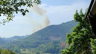 Požar u Kosovi, s vatrenom stihijom se bore maglajski i tešanjski vatrogasci