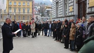 Položeno cvijeće na mjestu masakra ispred OŠ "Safvet-beg Bašagić"