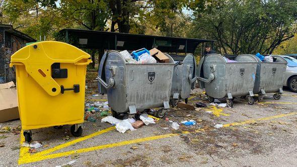 Kontejneri zatrpani smećem - Avaz