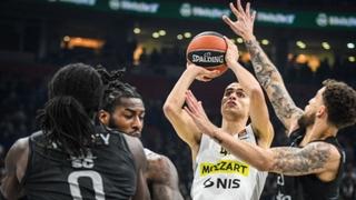 Euroliga kaznila Partizan: Navijači ubacivali predmete na parket