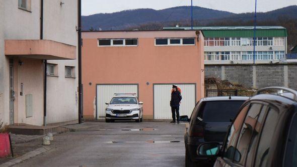 Policija ispred zgrade u Kalesiji  - Avaz