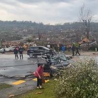 Niz snažnih tornada pogodio SAD: Tokom koncerta se urušio krov pozorišta