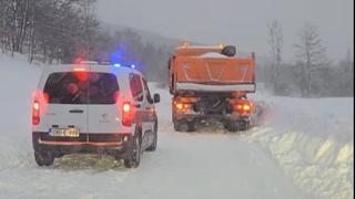 Snijeg napravio havariju u USK: Blokirani brojni putevi, 15 saobraćajnih nesreća