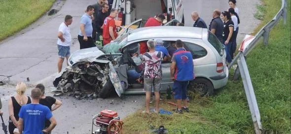 Građani pomagali povrijeđenima u automobilu - Avaz
