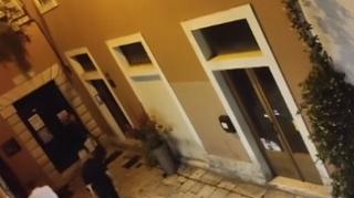 Turista urinirao ispred medžlisa u Splitu, pa reagovala žena: Ovo nije toalet, da li radiš tako kući?