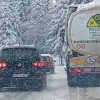 Najteže je onima koji hljeb zarađuju na cesti: Cisterna zaglavila kod Olova