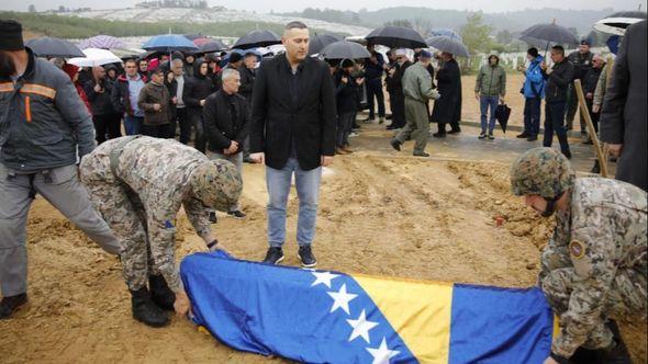 Fotografija s dženaze Avdi Tuleku - Avaz