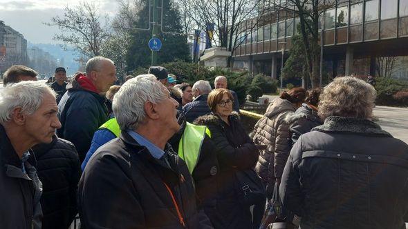 Protest ispred Vlade FBiH - Avaz