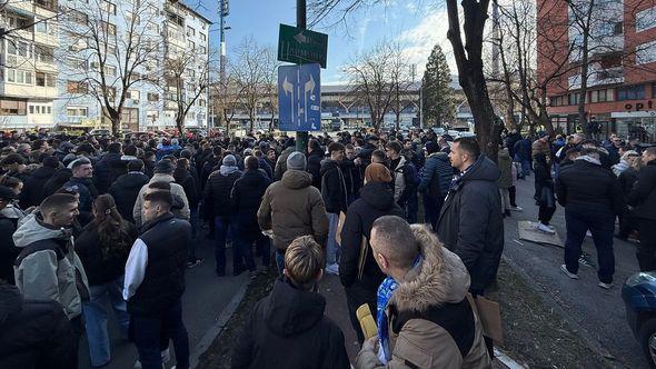 Navijači Željezničara ispred stadiona - Avaz