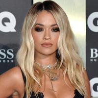 Rita Ora stigla na reviju bez grudnjaka: Čipka otkrila baš sve