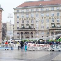 Sukob molitelja i demonstranata na Trgu bana Jelačića
