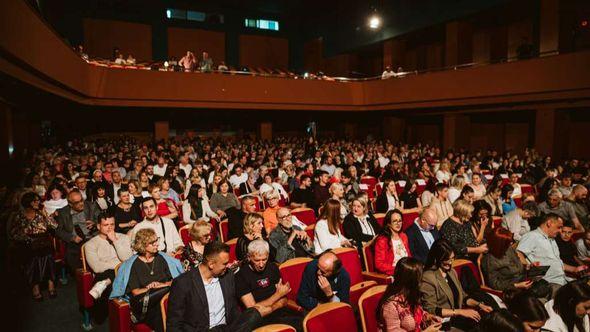 Publika u mostarskom kazalištu - Avaz