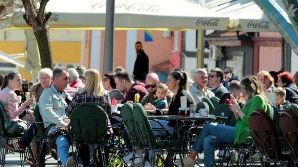 Ulice Tuzle ispunjene građanima - Avaz