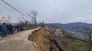 Protest mještana ugljevičkih sela: Klizište odnijelo put, rješenje se ne nazire 