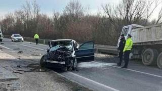 Teška nesreća kod Živinica: Automobil uništen, ima povrijeđenih