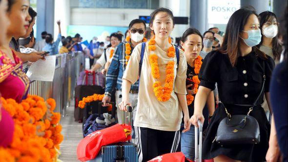 Chinese tourists arrive at Ngurah Rai international airport in Bali, Indonesia on Sunday, Jan. 22, 2023. A direct flight from China landed in Indonesia's resort island of Bali for the first time on Sunday in nearly three years after the route was cancelled due to the pandemic - Avaz