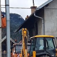 Video / Radnici čiste kuću u kojoj su stradale majka i kćerka u Mokrom