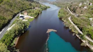 Užasne fotografije najatraktivnije turističke destinacije u BiH: Jablaničko jezero preplavile alge