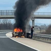 Zapalio se automobil na autoputu kod Doboja: Na terenu policija i vatrogasci