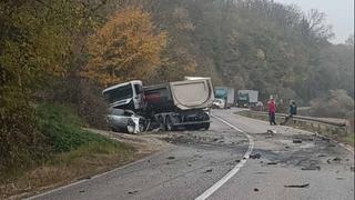 Teška nesreća kod Dervente: Jedna osoba poginula, saobraćaj obustavljen 