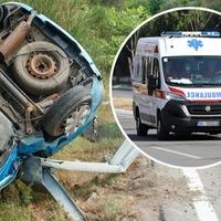 Muškarac izgubio kontrolu nad automobilom, sletio s ceste i prevrnuo se: Nije mu bilo spasa, suvozač teško povrijeđen