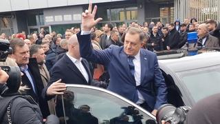 Dodik pokazao tri prsta dok je odlazio iz Suda BiH