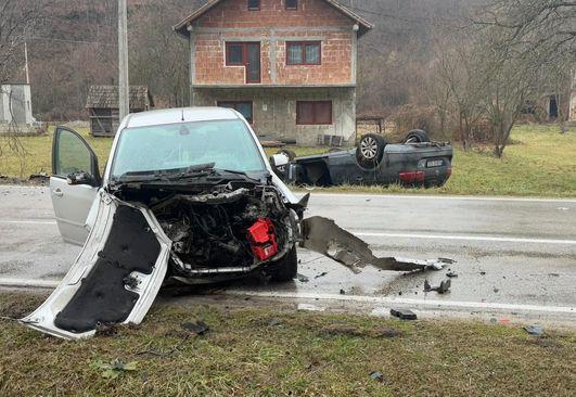 Uništena vozila na mjestu nesreće - Avaz