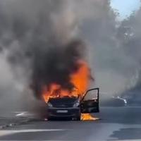 Automobil na Karaburmi počeo da gori iznutra, za par minuta nestao u plamenu