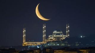 Magični prizori: Polumjesec iznad turske metropole Istanbula
