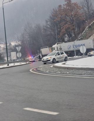 Sudarila se dva kamiona: Tri osobe povrijeđene, nastao kolaps u saobraćaju