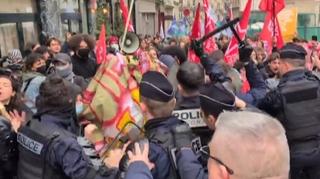 Sukob policije i studenata u Parizu tokom protesta zbog smanjenja budžeta