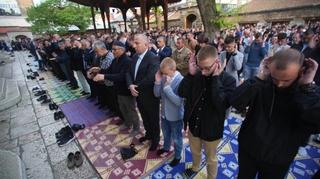 Bajram-namaz klanjan u Gazi Husrev-begovoj džamiji u Sarajevu