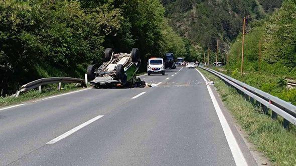 Uništeni automobil - Avaz