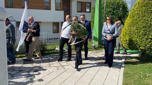 Delegacije na šehidskom mezarju na Kovačima - Avaz