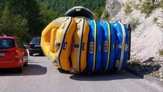 Prevrnuo se kombi natovaren čamcima za rafting: Dvije osobe povrijeđene