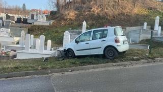 Nesreća u Tuzli: Izgubio kontrolu nad autom i zabio se u nišan