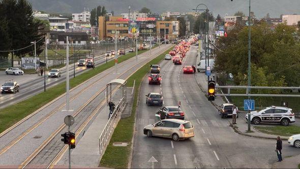 Kolona vozila prodefilovala Sarajevom - Avaz