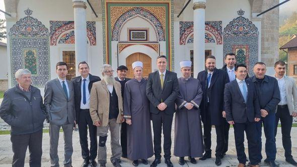 Denis Bećirović klanjao bajram-namaz u Aladža džamiji - Avaz