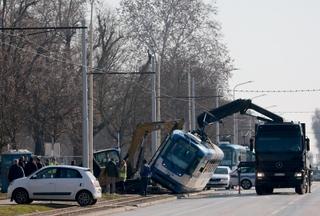 Bager u Osijeku udario u tramvaj pun putnika: Ima povrijeđenih