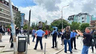 Šesti dan protesta na sjeveru Kosova: Građani se okupili ispred zgrade Općine Zvečan