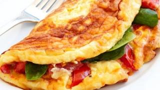 Omlet sa špinatom i pečenom paprikom