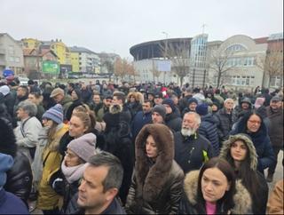 Protesti u Bijeljini se prebacuju pred zgradu Tužilaštva gdje Ljubiša Petrović čeka odluku o pritvoru