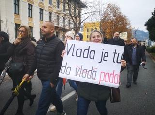 Više od 3.000 prosvjetnih radnika u HNK izašlo na proteste: Traže svoja prava 