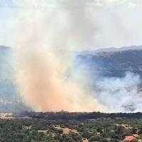 Požar u bilećkom selu: Vatrogasci i mještani odbijaju vatru od kuća