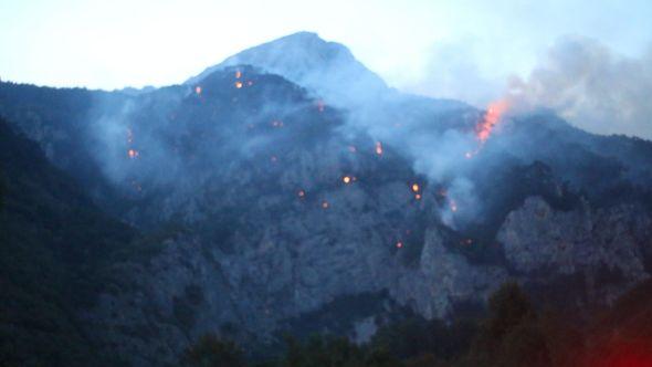 Borba s vatrenom stihijom još traje - Avaz