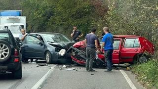 Krš i lom kod Zvornika: Automobili totalno uništeni, dvije osobe povrijeđene 