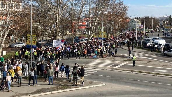 Kolona studenata - Avaz